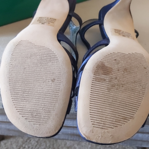 Woman's low heal shoes - Picture 3 of 4